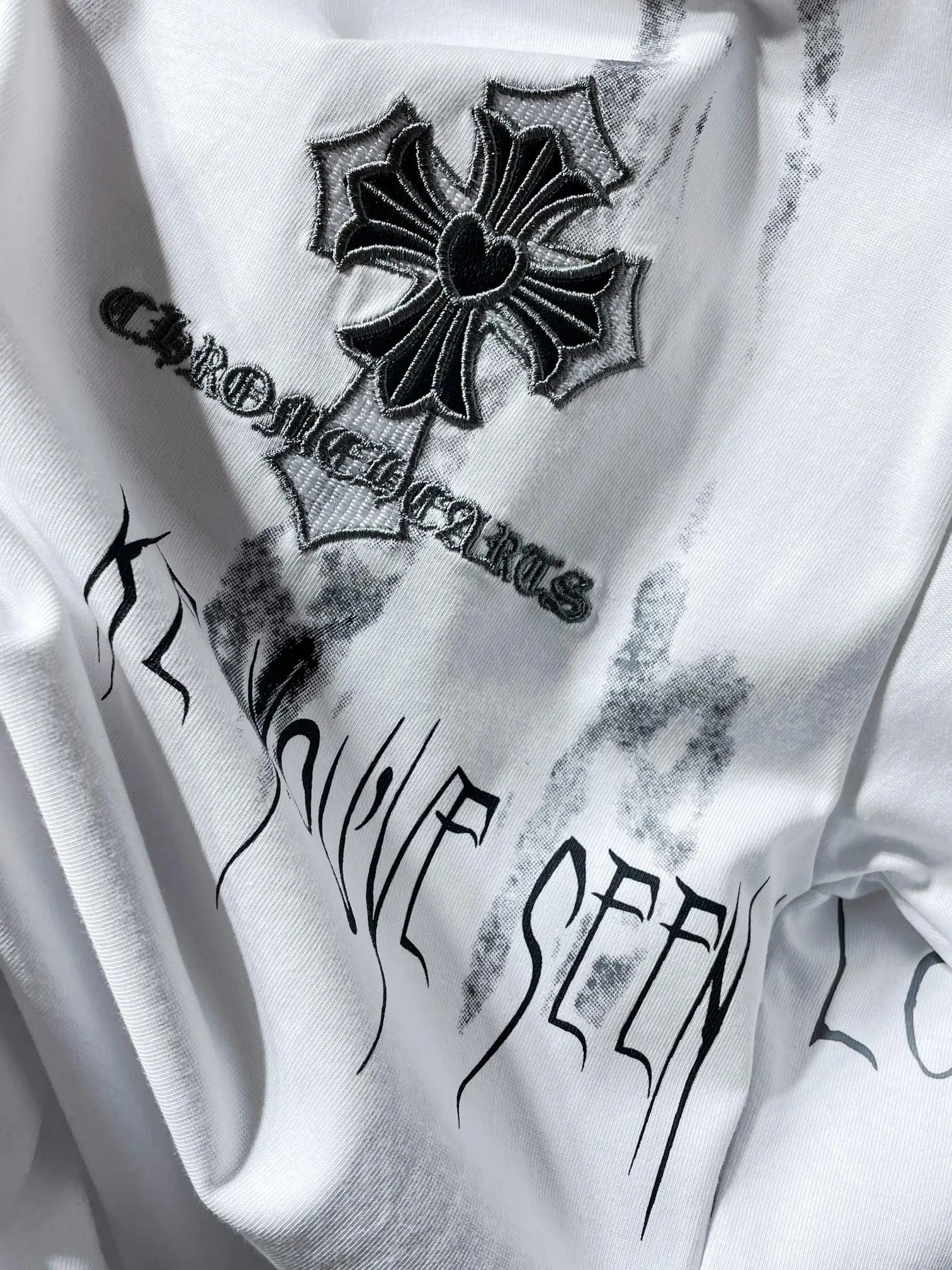 P164 New Chrome Hearts 25ss for summer. High-weight, environmentally friendly, high-quality top-grade fabric. 280g. Crocodile hoof embroidered overlapping cross spray-printed short sleeves. Imported environmentally friendly glue printing and dyeing. Counter synchronization. 1:1 replica version. Recommended color: black white. Size: S, M, L, XL